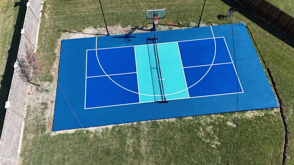 Multi-purpose court for basketball and pickleball in a Dallas backyard