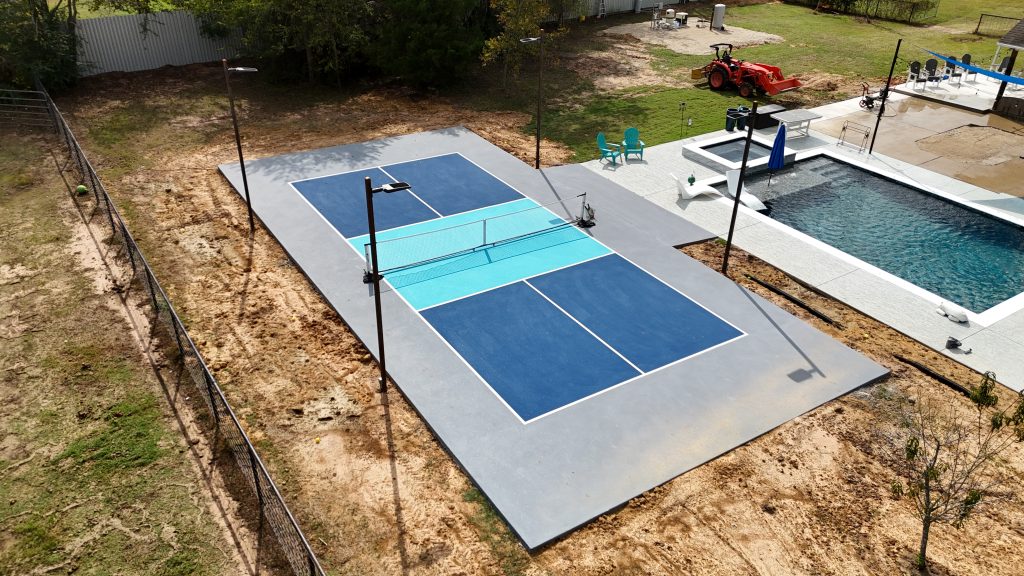 Blue pickleball court in Houston built by a professional pickleball court builder for backyard and sports facility use